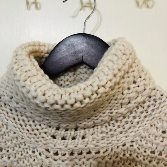 Black Coral Turtleneck Sweater - Picture 3 of 9